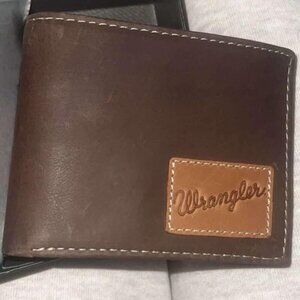 Men Genuine Leather Bifold Slim RFID Blocking Wallet with Stealth AirTag Holder